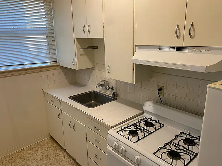 311 N Broadway St — Photo 13