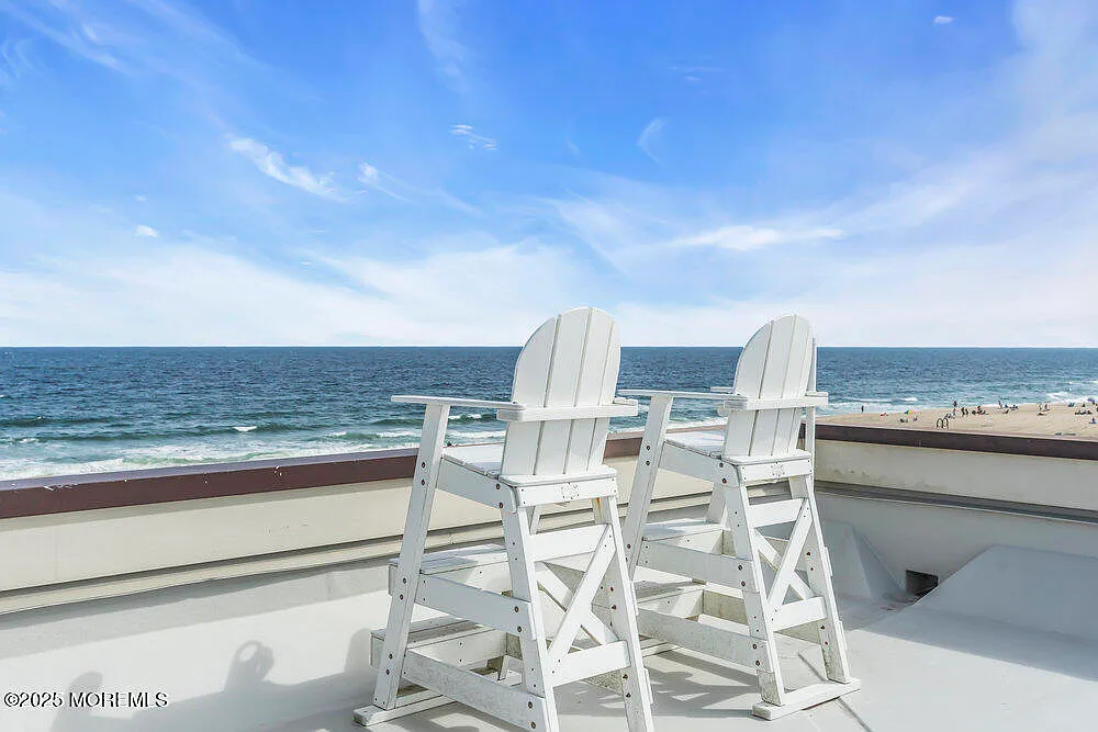 5 bed, 4.5 bath, 4432 sqft, $7,500 — Photo 2