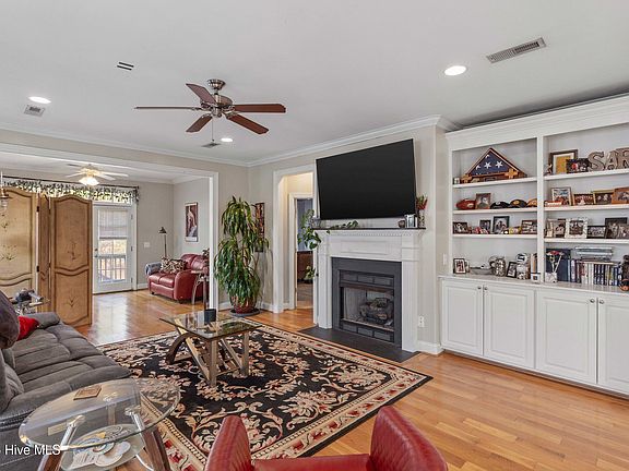 3rd image of 602 Southerland Farm Drive