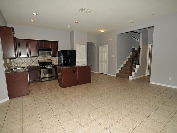 5th image of 406 Drake Ln