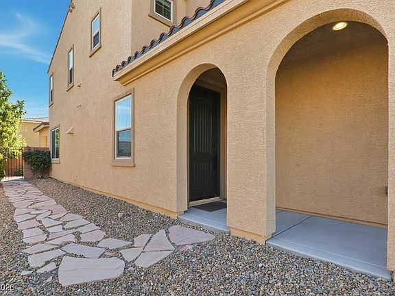 4th image of 825 Fox Mountain Ct