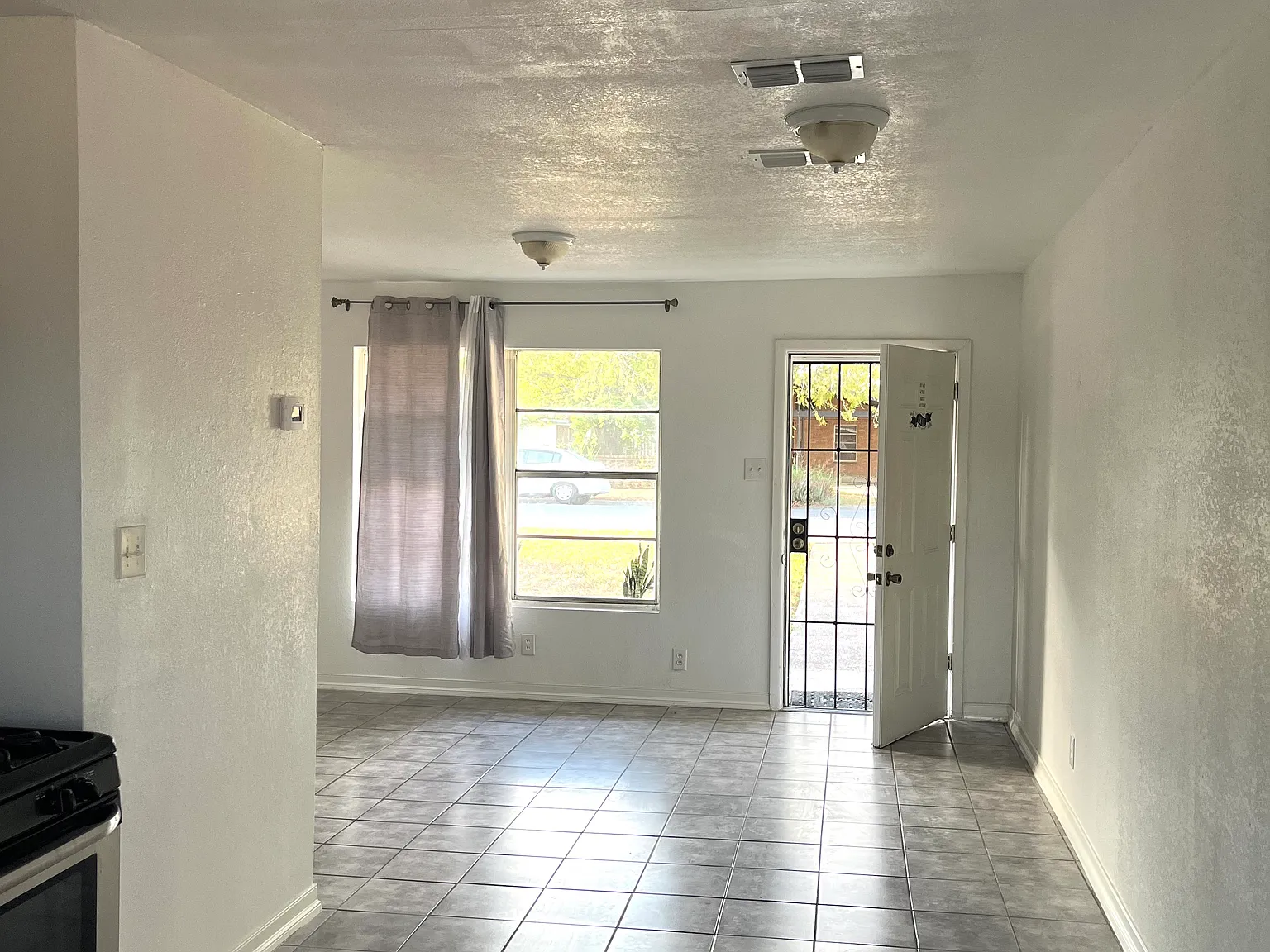 606 W Linda St — Photo 3