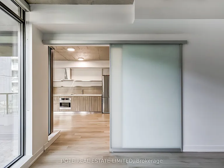 560 King St W #726 — Photo 21