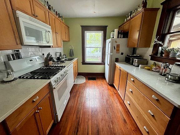 3rd image of 702 W High St