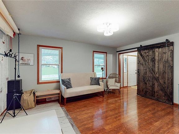 4th image of 351 Lakeview Dr