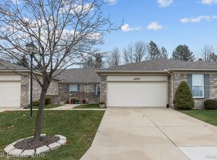 18207 Pleasant Valley Dr, Macomb, MI