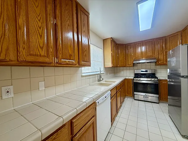 712 Prospect Row — Photo 8