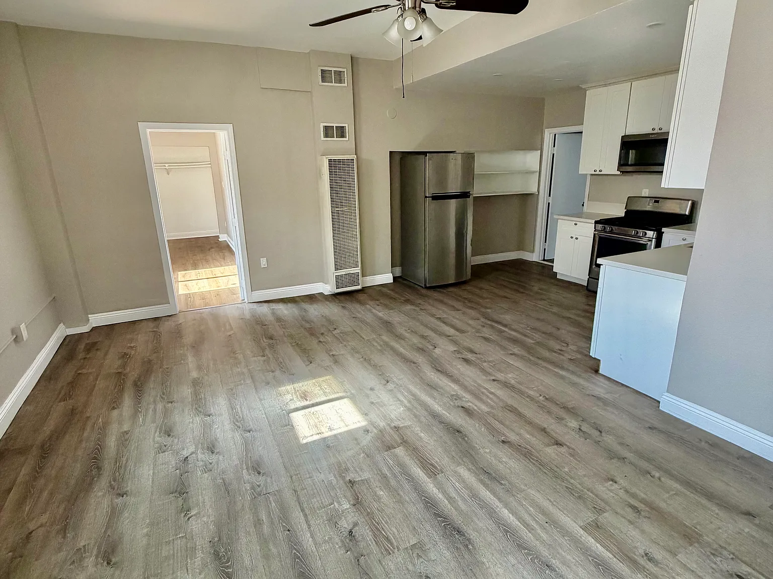 2 bed, 900 sqft, $2,690 — Photo 2