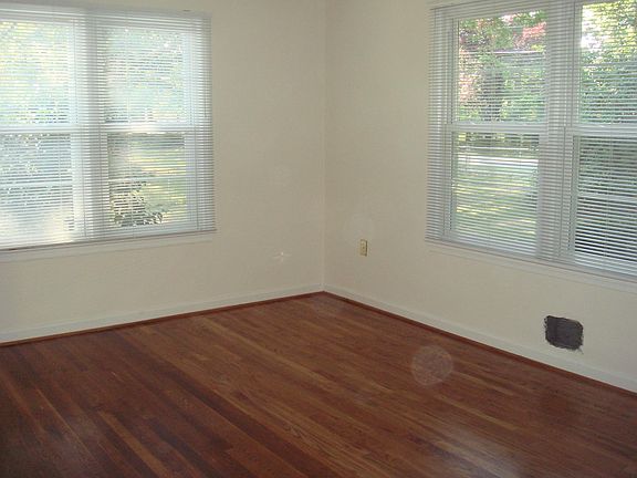 5th image of 3618 Surrey Dr