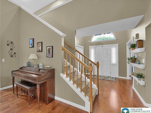 5th image of 2184 Greenmeadow Dr