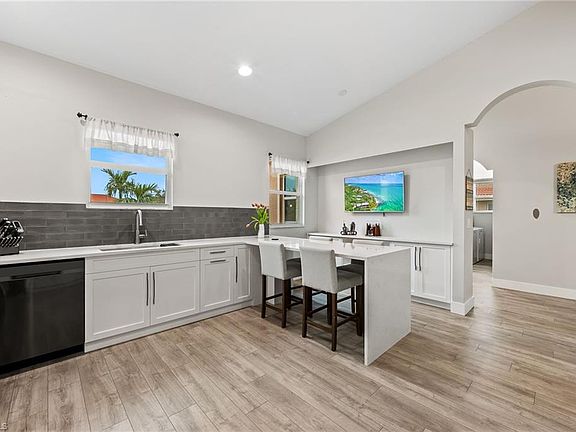 3rd image of 6825 Huntington Lakes CIR #201