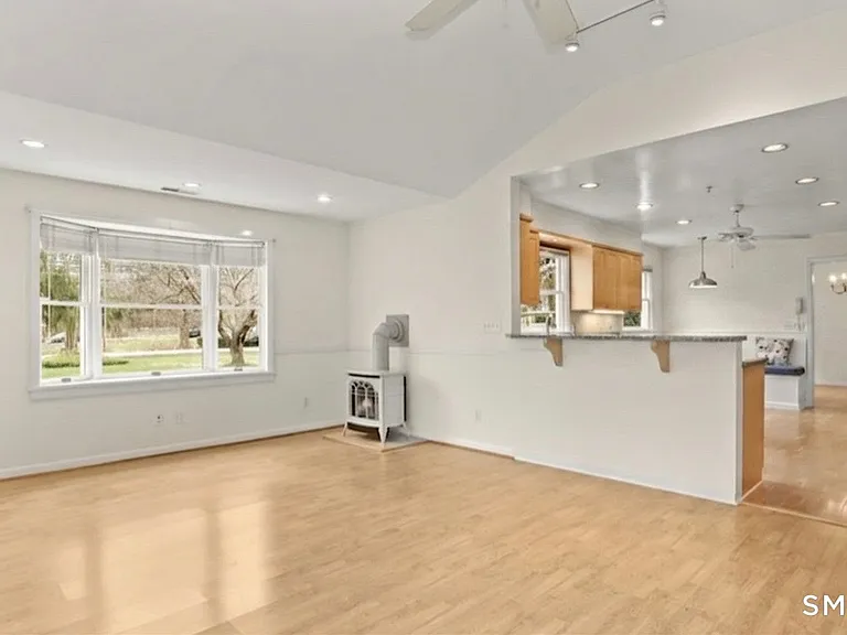 511 Roxbury Rd — Photo 6