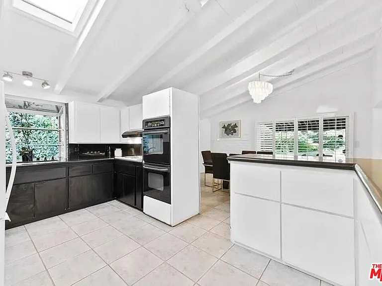 4363 Hayvenhurst Ave — Photo 11