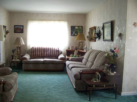 4th image of 203 W Broadway