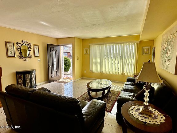 3rd image of 89 Isernia Ave