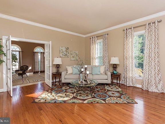 3rd image of 1405 Turnberry Way