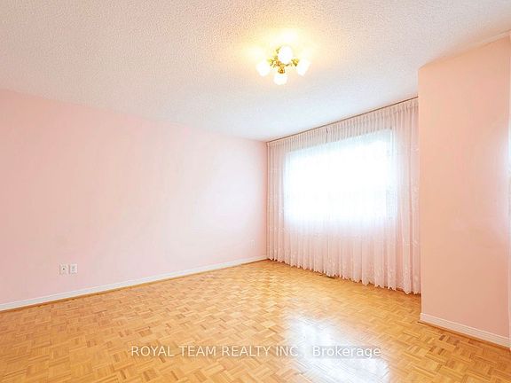 5th image of 28 Oakmount Cres