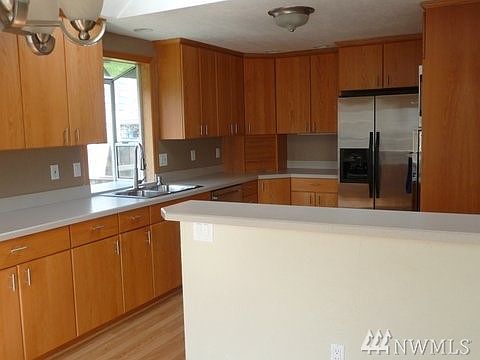 4th image of 887 NW Hiyu Dr