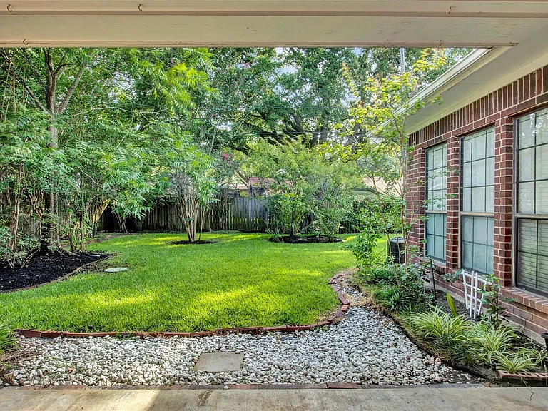611 N Hickory St — Photo 23