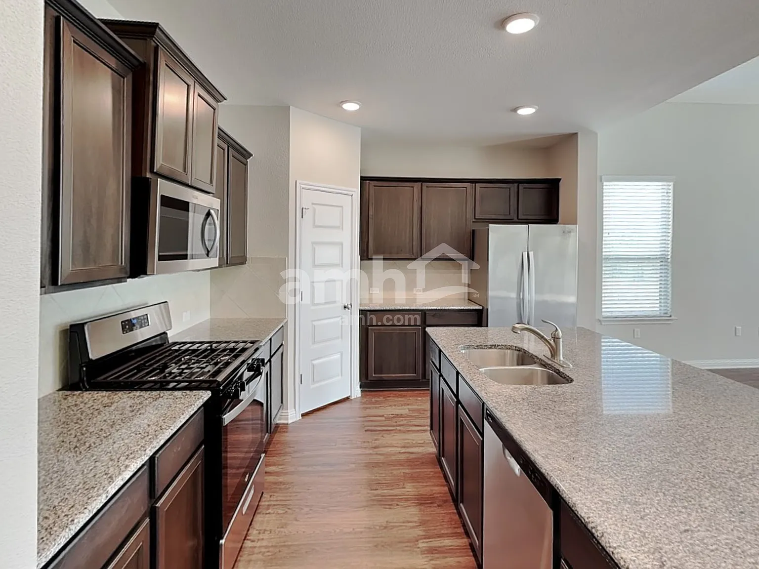 5 bed, 3.0 bath, 2407 sqft, $2,700 — Photo 3