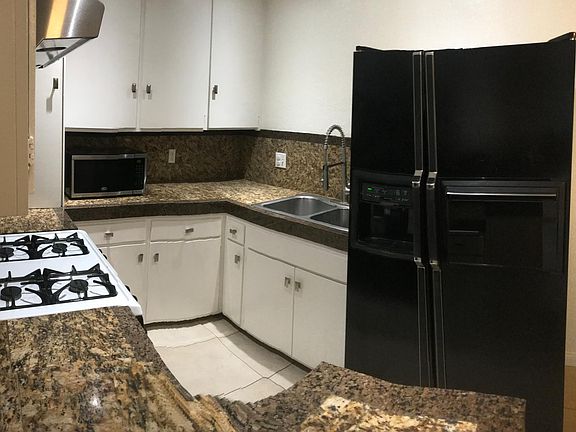 Kitchen w/ refrigerator, stove/oven, microwave