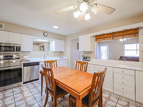 3rd image of 209 N 101st Pl