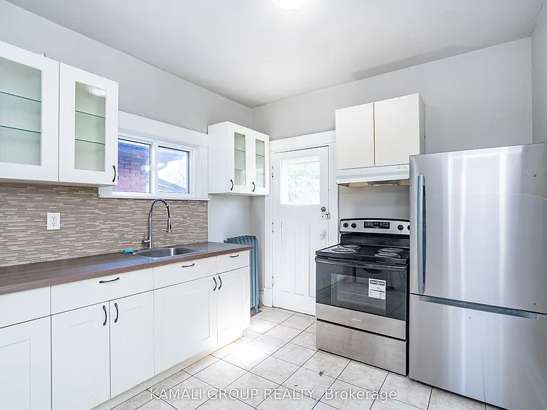 25 Spadina Ave #UPPER — Photo 4