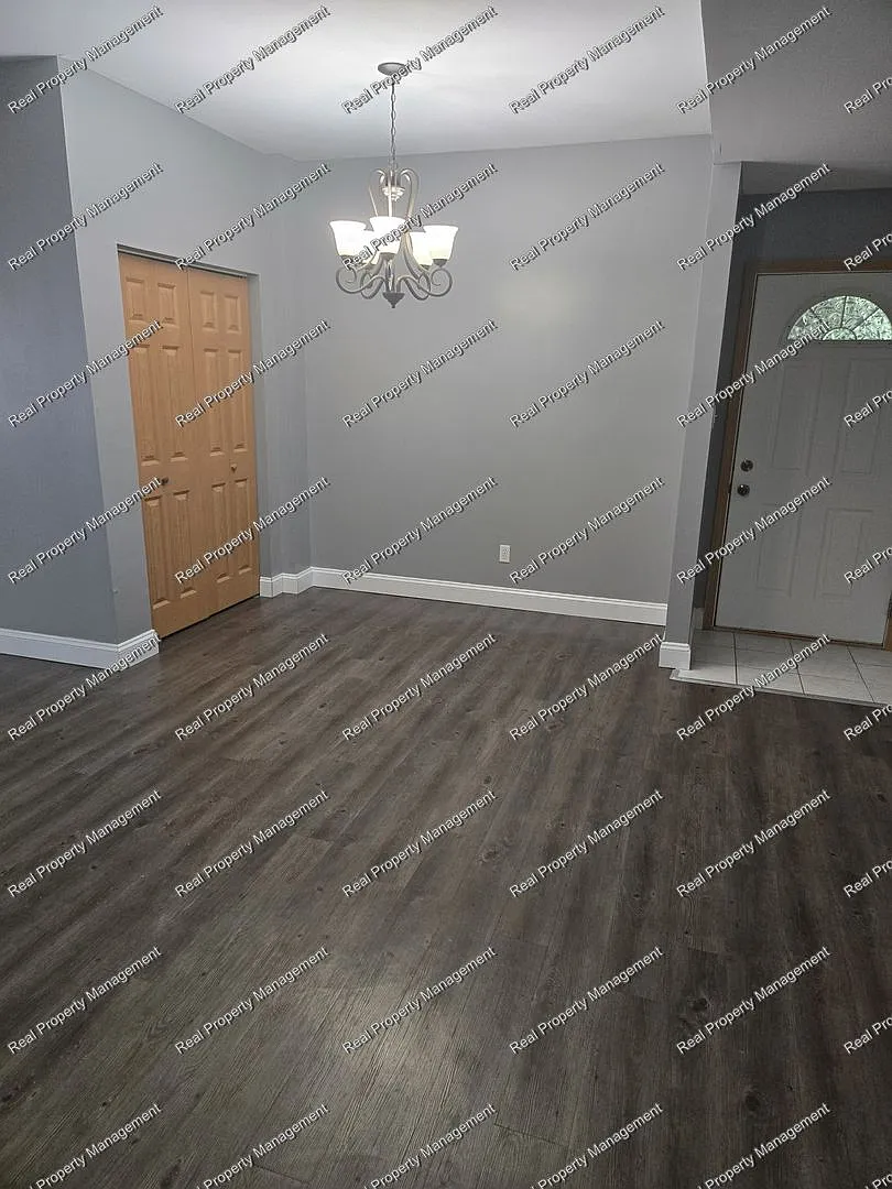 Large 2 Bedroom Winfield Townhome — Photo 2