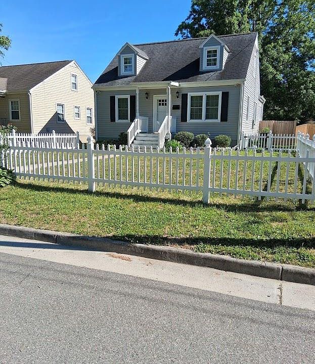 1st image of 1425 Moore St