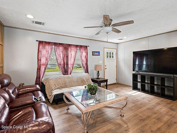 4th image of 958 Pecan Cir