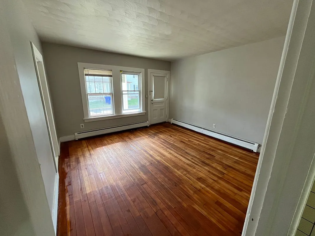 2 bed, 1.0 bath, 800 sqft, $1,600 — Photo 1