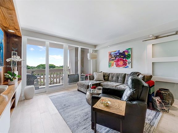 4th image of 90 Edgewater Dr APT 815