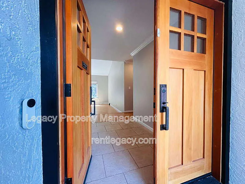 4 bed, 2.5 bath, 2078 sqft, $4,800 — Photo 4