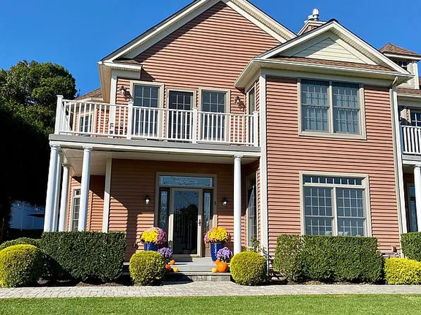 66 W Tiana Rd Unit 5, Hampton Bays, NY 11946