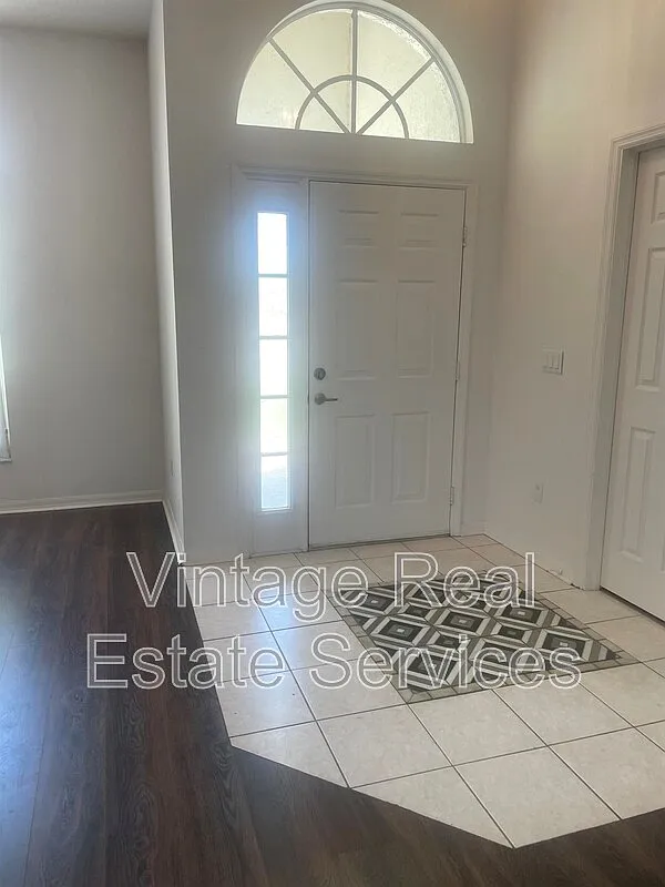 3 bed, 2.0 bath, 1969 sqft, $2,600 — Photo 3