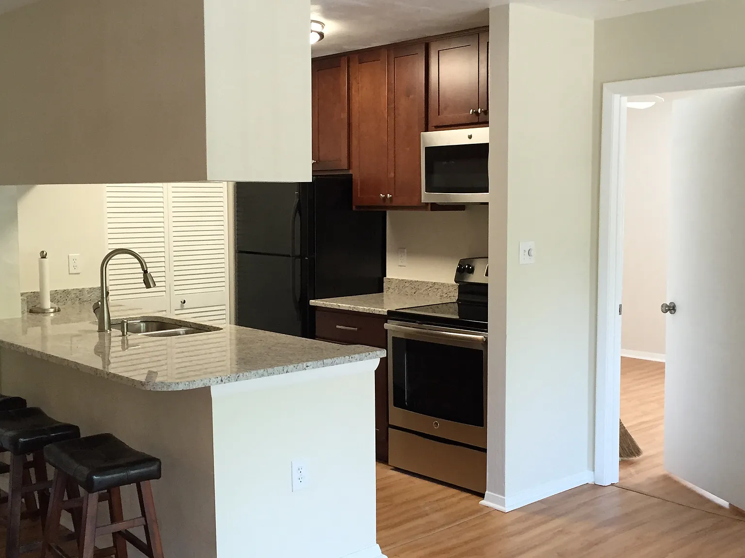2 bed, 983 sqft, $1,880 — Photo 3
