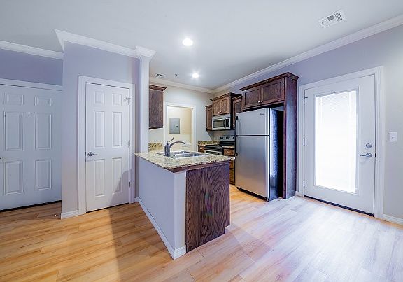 4th image of 1415 W 15th Ave Unit 2