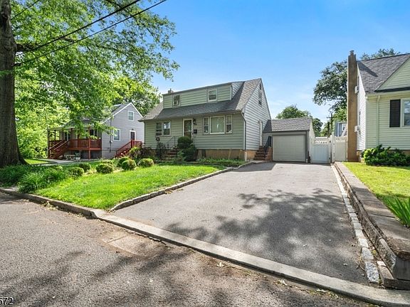 2nd image of 914 Inwood Pl