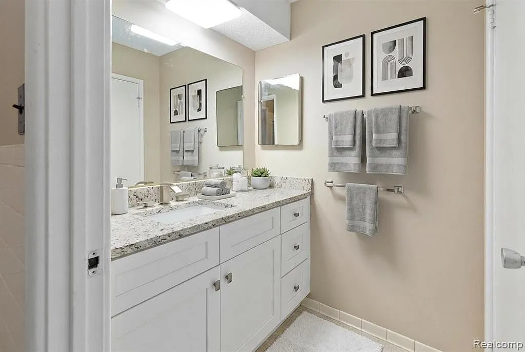 1 bed, 1.0 bath, 720 sqft, $1,200 — Photo 2