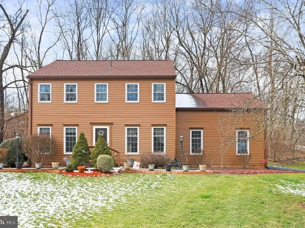 21 Petrie Ct, Falling Waters, WV 25419