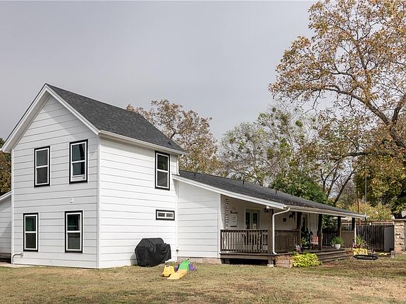 2nd image of 203 Munro St