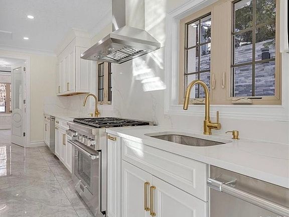 5th image of 117 Park Ln S #6