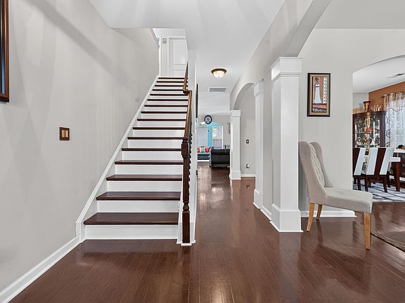 4th image of 45 Cobden Ct