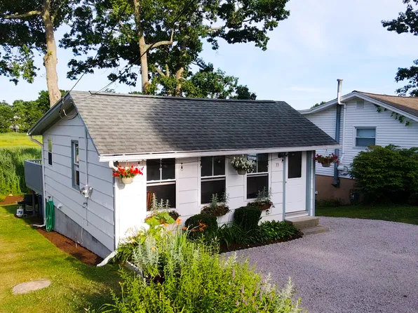 33 Waverly Park Road, Branford, CT 06405