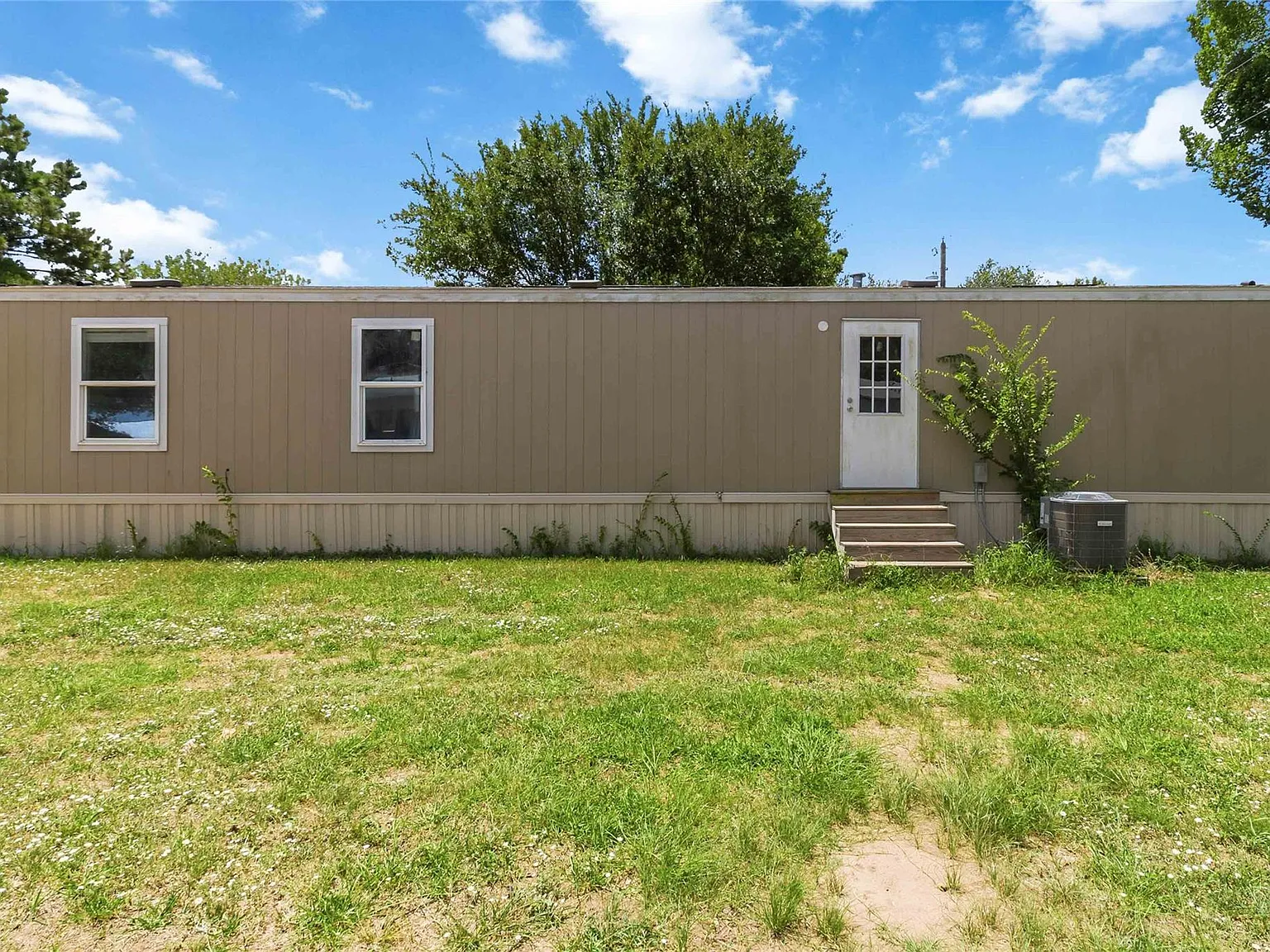 3 bed, 2.0 bath, 902 sqft, $1,399 — Photo 3