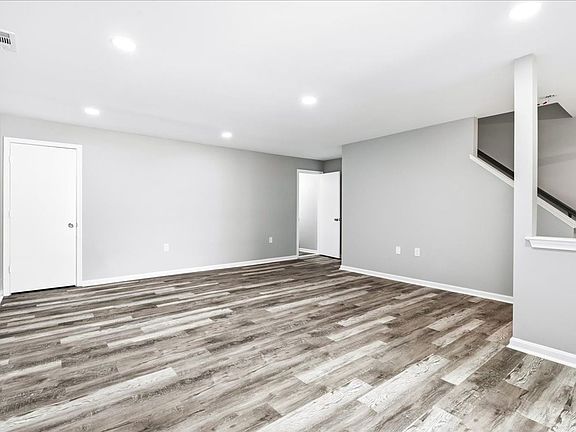 4th image of 2607 Warren Way