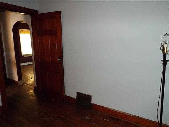 5th image of 1165 E Columbia St