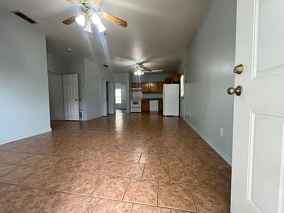 Living/Kitchen area