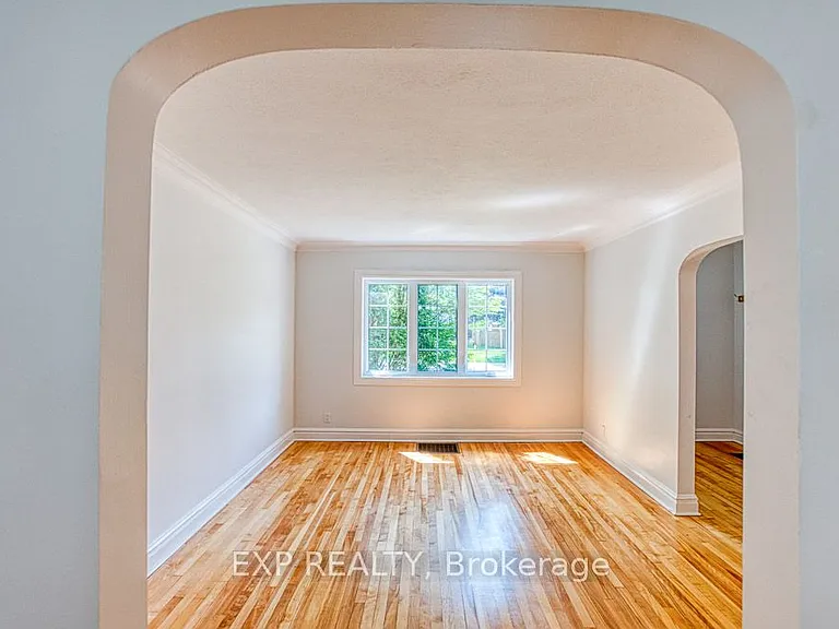413 Holland Ave — Photo 9