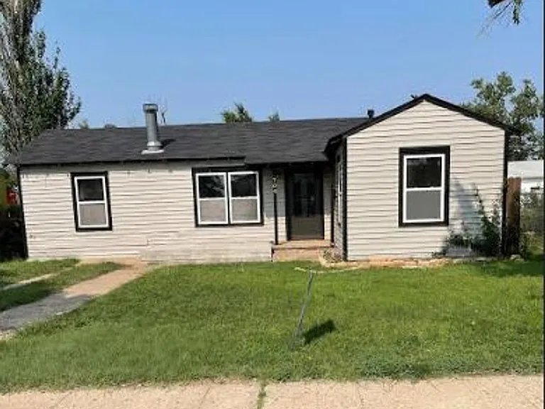704 Deane Dr — Photo 1